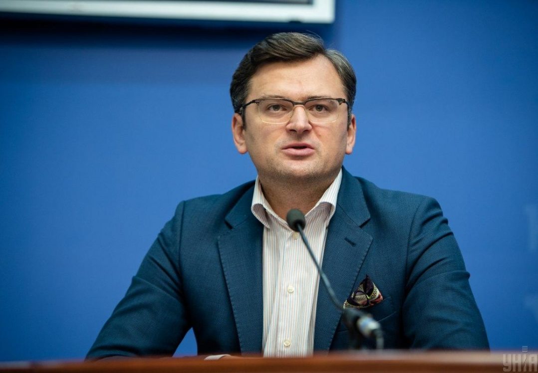 У МЗС закликали українців, які застрягли за кордоном, не купувати нові квитки додому