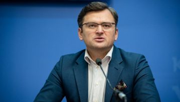 У МЗС закликали українців, які застрягли за кордоном, не купувати нові квитки додому