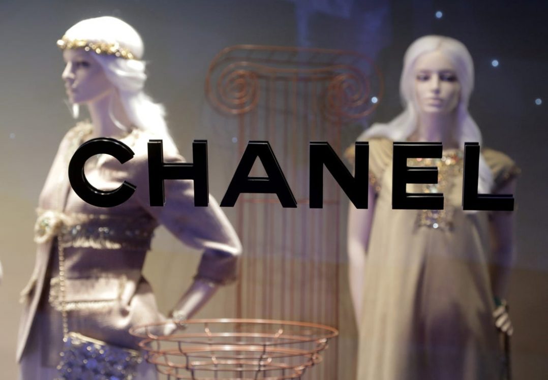 Chanel вироблятиме захисні маски та халати
