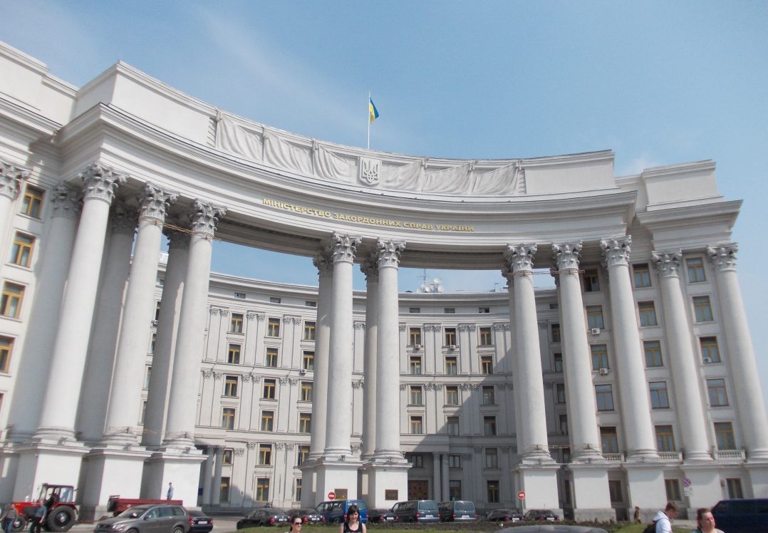 Україна призупинила видачу віз