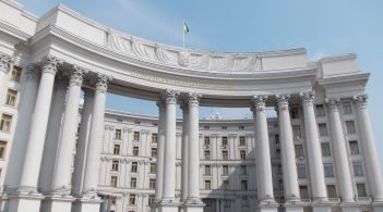 Україна призупинила видачу віз