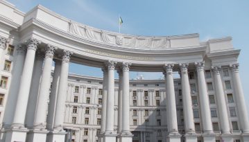 Україна призупинила видачу віз