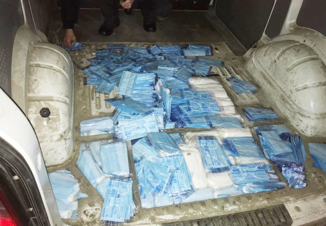 Прикордонники затримали українця, який намагався вивезти до Польщі 10 тис. медичних масок