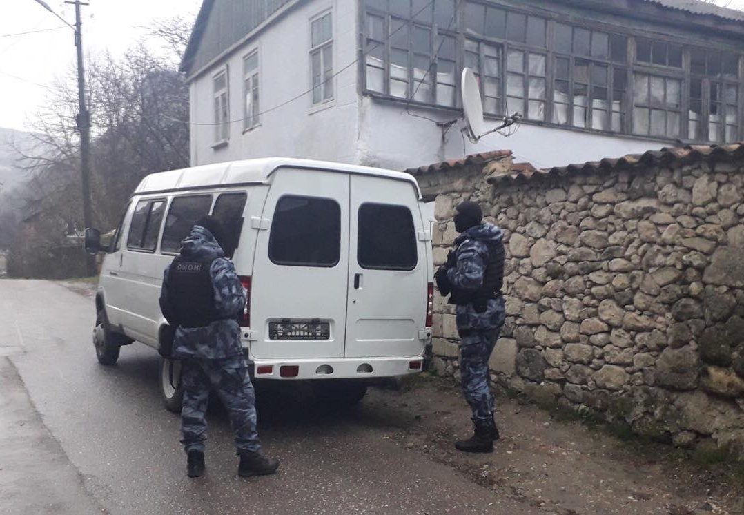 Російські окупанти проводять обшуки у кримських татар у Бахчисараї