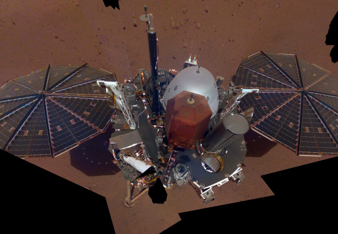 Інженери NASA полагодили апарат на Марсі, змусивши його вдарити себе лопатою