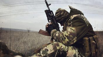 На Донбасі бойовики обстріляли ділянки розведення, загинув український військовий