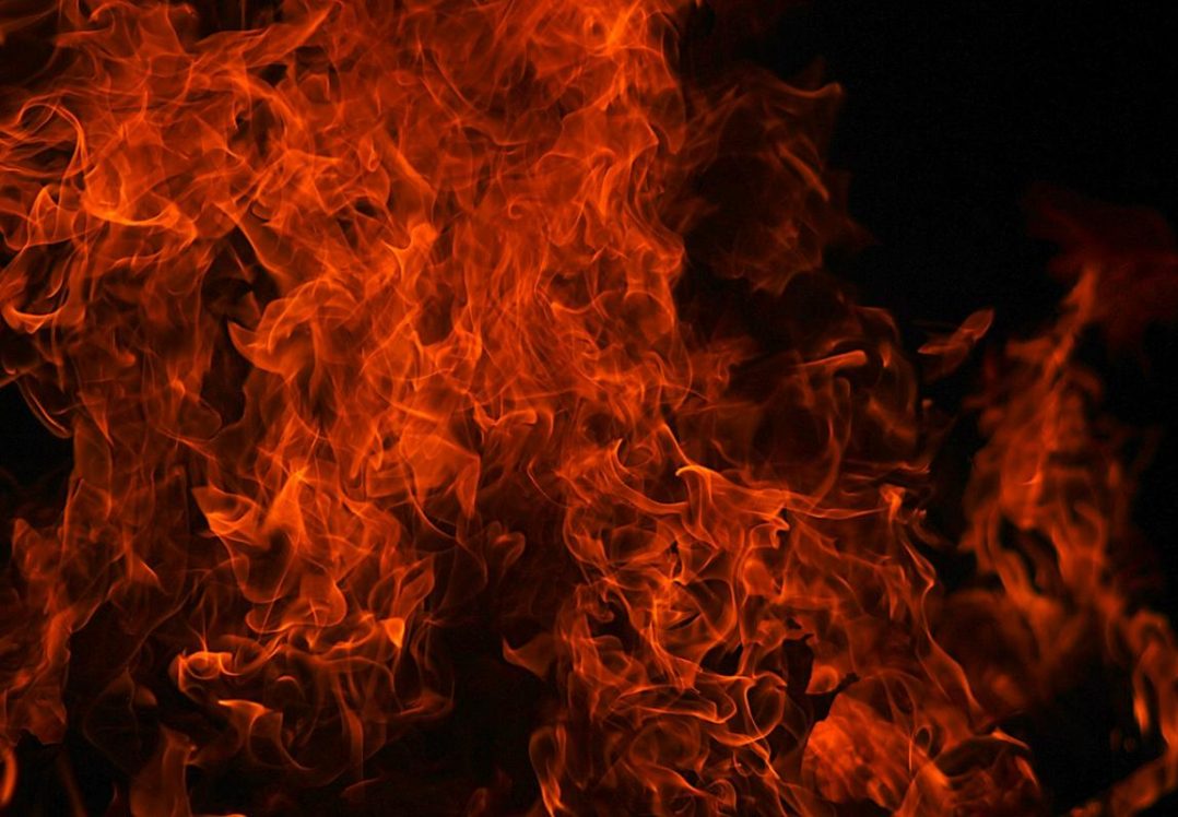 У Чорнобильській зоні продовжують гасити пожежі у трьох лісництвах