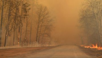 Рятувальники продовжують гасити пожежі в Чорнобильській зоні