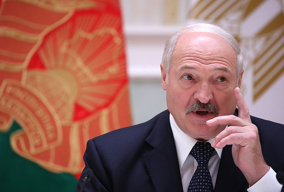 Лукашенко не вводить в Білорусі карантин, бо боїться, що його «піднімуть на вила»