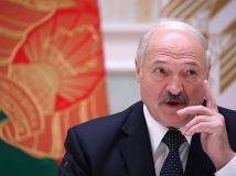 Лукашенко не вводить в Білорусі карантин, бо боїться, що його «піднімуть на вила»