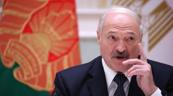 Лукашенко не вводить в Білорусі карантин, бо боїться, що його «піднімуть на вила»
