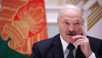 Лукашенко не вводить в Білорусі карантин, бо боїться, що його «піднімуть на вила»