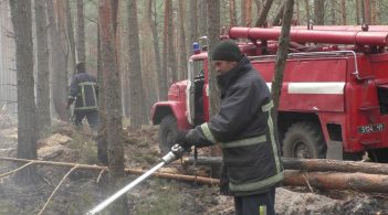 Пожежі в Чорнобильській зоні та на Житомирщині гасять близько 2,5 тис.людей