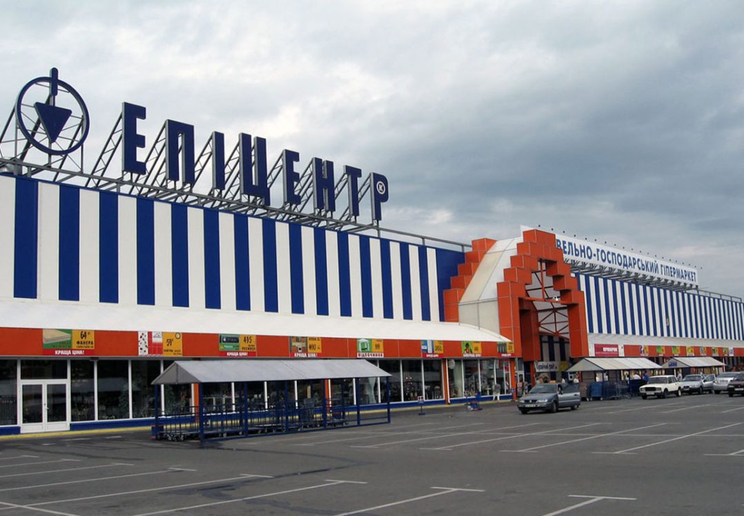 В «Епіцентрі» продають маски, привезені літаком «Мрія». У Зеленського кажуть, що частина була для продажу