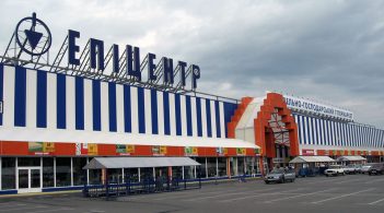 В «Епіцентрі» продають маски, привезені літаком «Мрія». У Зеленського кажуть, що частина була для продажу