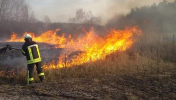 Рятувальники пʼяту добу продовжують гасити пожежі в Чорнобильській зоні