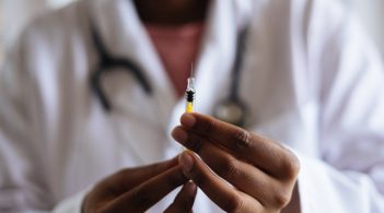 ВООЗ і Оксфорд проводять найбільші випробування ліків від коронавірусу