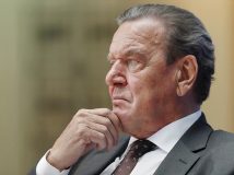 Ексканцлер Німеччини Шредер назвав українського посла «карликом»
