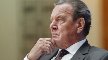 Ексканцлер Німеччини Шредер назвав українського посла «карликом»