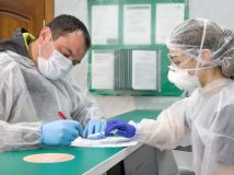 Депутати ухвалили закон, який підвищує соцзахист медиків і дозволяє залучати інтернів до боротьби з COVID-19