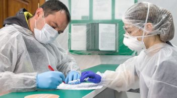 Депутати ухвалили закон, який підвищує соцзахист медиків і дозволяє залучати інтернів до боротьби з COVID-19