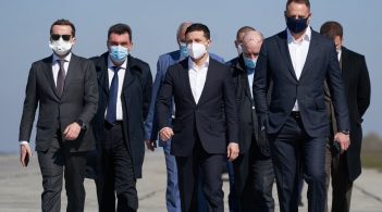 У Зеленського пояснили, навіщо він зустрічав літак із Китаю, який оплатив «Епіцентр»