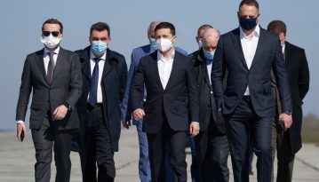 У Зеленського пояснили, навіщо він зустрічав літак із Китаю, який оплатив «Епіцентр»