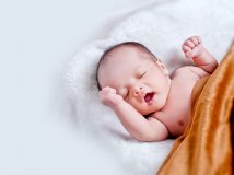 Майже півсотні немовлят, народжених сурогатними матерями для іноземців, перебувають у готелі Києва
