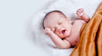 Майже півсотні немовлят, народжених сурогатними матерями для іноземців, перебувають у готелі Києва