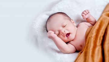 Майже півсотні немовлят, народжених сурогатними матерями для іноземців, перебувають у готелі Києва