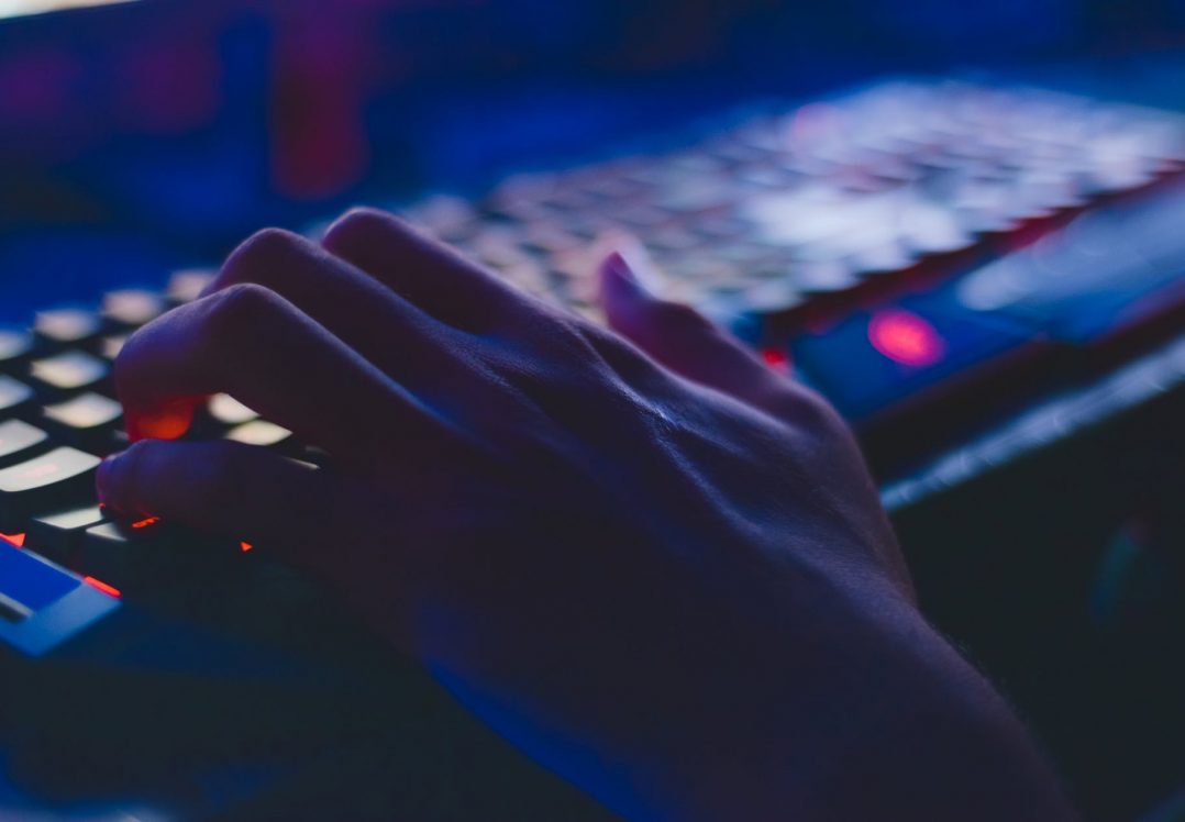 В Україні створювали порноконтент за участі вісьмох малолітніх дітей – кіберполіція