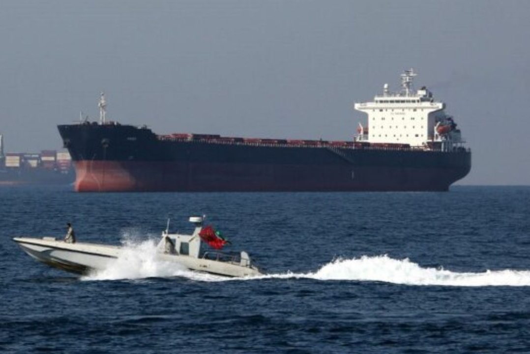 Біля берегів Африки пірати викрали українського моряка