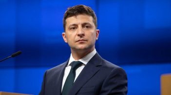 Через рік президентства Зеленському досі довіряють найбільше з-поміж політиків