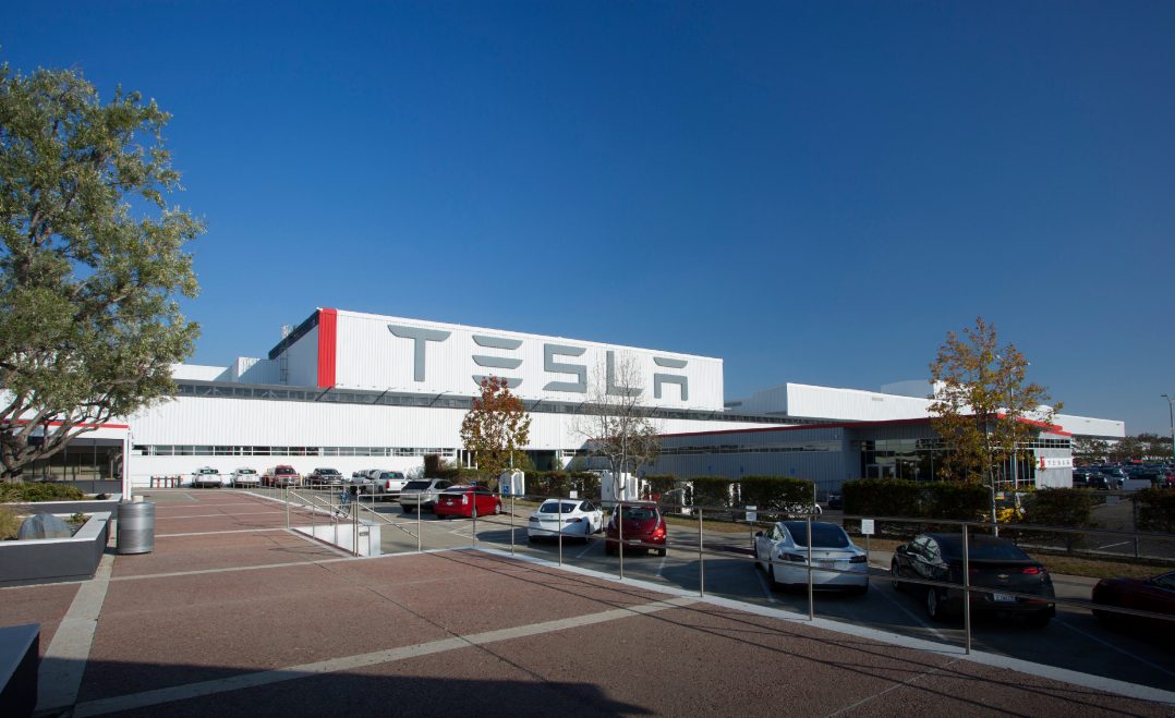 Tesla без дозволу відкриває завод у Каліфорнії. Маск заявляє, що готовий до арешту