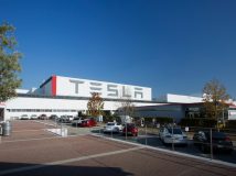 Tesla без дозволу відкриває завод у Каліфорнії. Маск заявляє, що готовий до арешту