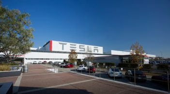 Tesla без дозволу відкриває завод у Каліфорнії. Маск заявляє, що готовий до арешту