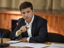 Зеленський пропонує застрахувати всіх медиків, які борються з коронавірусом