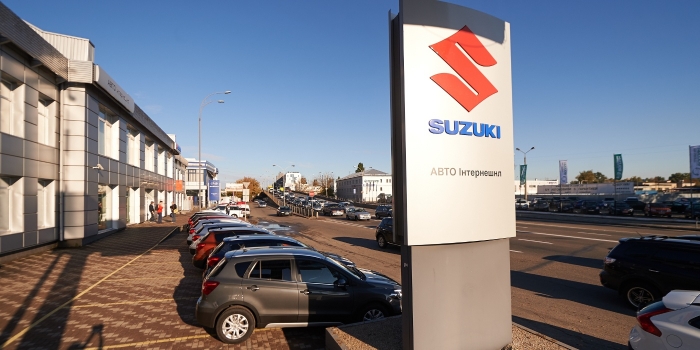 Салони Suzuki на Подолі пошкоджені внаслідок нічного обстрілу Києва